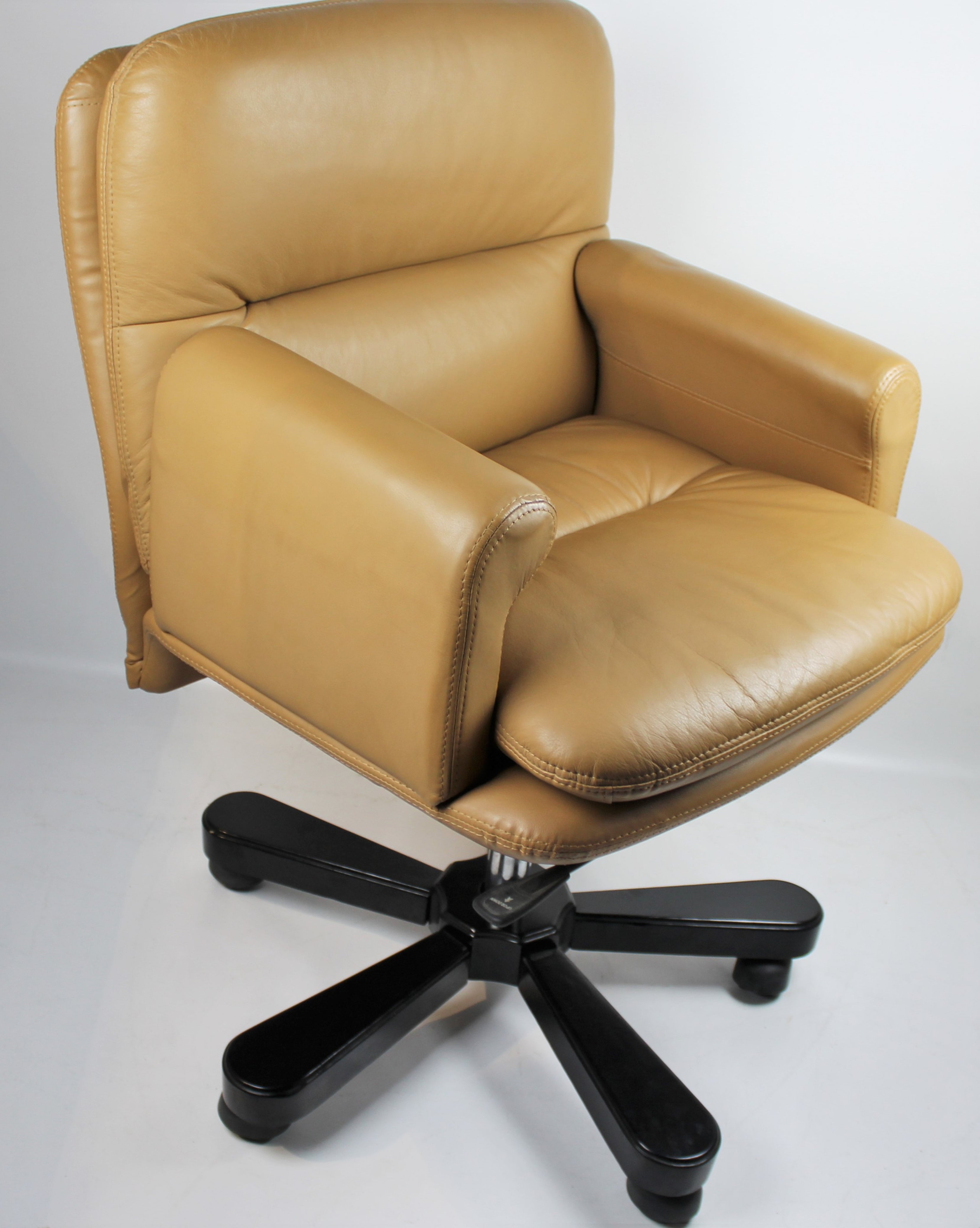 Traditional Beige Leather Office Chair - HSN-B019